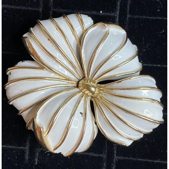 Vintage Trifari Gold-Tone & White Pansy Flower Brooch Pin 2" - Picture 1 of 4